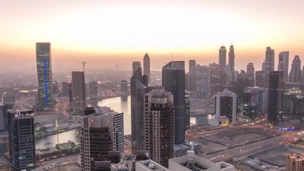 Повітряний вид великого сучасного міста з дня на ніч. Бізнес-Бей, Дубай, Об'єднані Арабські Емірати. — стокове відео