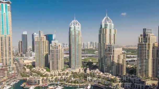 Vista aérea timelapse de Dubai Marina no horário do dia em Dubai, Emirados Árabes Unidos — Vídeo de Stock