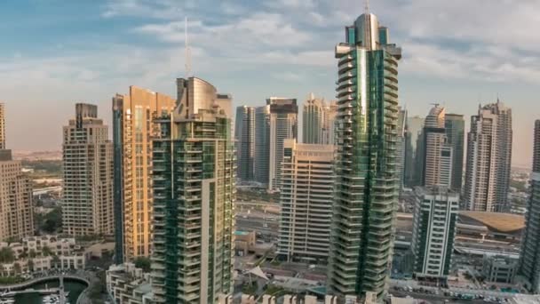 Vista aérea superior ao pôr do sol timelapse de Dubai Marina em Dubai, Emirados Árabes Unidos — Vídeo de Stock