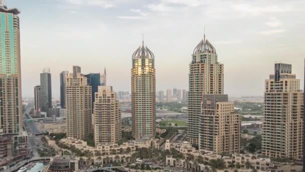 Flyg ovanifrån dag till natt timelapse av Dubai Marina i Dubai, Förenade Arabemiraten — Stockvideo