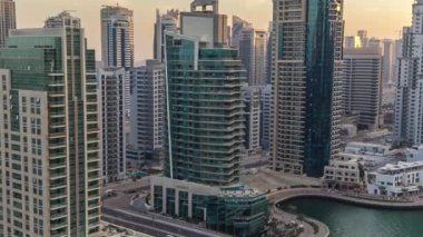 Dubai, BAE 'deki Dubai Marina' nın gündüz gece hava görüntüsü.