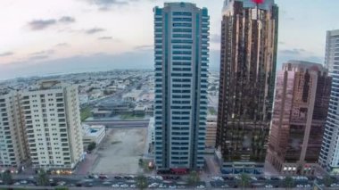 Şehir merkezindeki Dubai Kuleleri 'nden gece saatine. Gün batımından sonra Şeyh Zayed 'in gökdelenli hava manzarası..