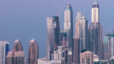 Dubai Marina ve JLT 'nin gece gündüz hava görüntüsü Dubai, BAE