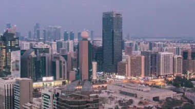 Abu Dabi 'nin modern şehir mimarisi. Günbegün ufuk çizgisi, gece zaman çizelgesi, BAE.