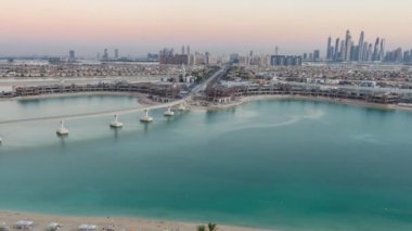 Jumeirah Palm Island, Dubai, BAE 'de günden geceye hızla yükseliyor..