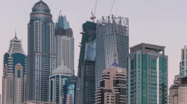 Dubai, JBR 'deki Jumeirah plaj konutunda günden geceye modern gökdelenler.