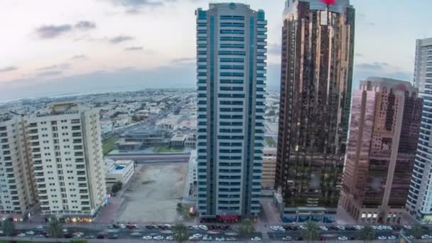 El centro de Dubái se eleva día y noche. Vista aérea de la carretera Sheikh Zayed con rascacielos después de la puesta del sol. — Vídeo de stock