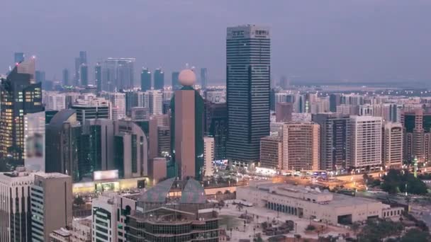 Nowoczesna architektura miasta Abu Dhabi z dnia na noc timelapse, Zjednoczone Emiraty Arabskie. — Wideo stockowe