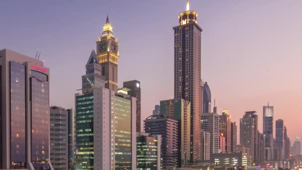 Downtown Dubai Türme Tag und Nacht Zeitraffer. Luftaufnahme der Sheikh Zayed Straße mit Wolkenkratzern nach Sonnenuntergang. — Stockvideo