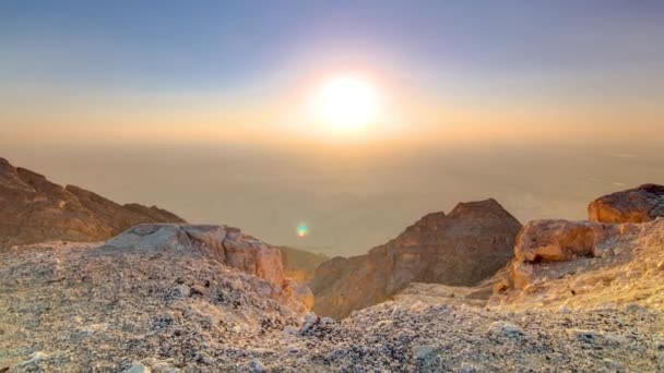 Solnedgång med stenar timelapse. Jebel Hafeet är ett berg som ligger främst i omgivningarna Al Ain — Stockvideo