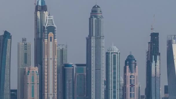 Dubai Marina horizonte día a noche timelapse como se ve desde arriba en Palm Jumeirah en Dubai, Emiratos Árabes Unidos. — Vídeos de Stock