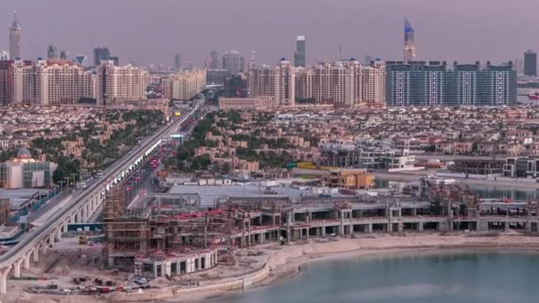 在阿拉伯联合酋长国迪拜，朱美拉棕榈岛的天际线夜以继日地流逝. — 图库视频影像