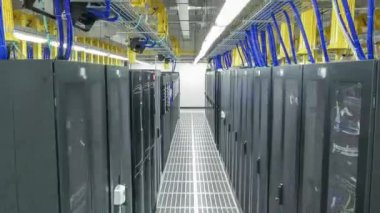 Veri merkezinde satırlarca sunucu donanımı olan oda zaman ayarlı hipersürat