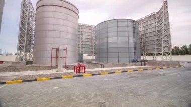 Tel örgülü iki büyük gümüş su tankı.