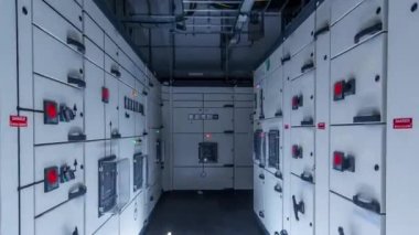 Veri merkezinde satırlarca sunucu donanımı olan oda zaman ayarlı hipersürat