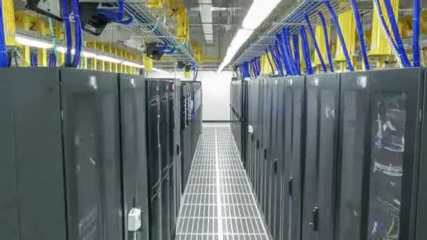 数据中心中包含一排排服务器硬件的房间。 — 图库视频影像