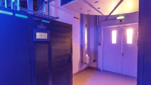 Veri merkezinde satırlarca sunucu donanımı olan oda zaman ayarlı hipersürat — Stok video