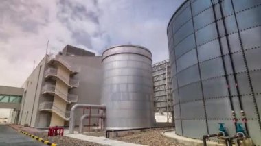 İki su depoları çit timelapse hyperlapse ile gümüş