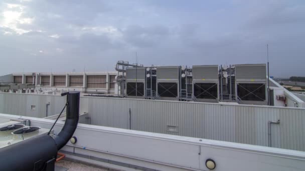 Sistema de acondicionamiento central industrial instalado en la azotea del edificio día a noche timelapse — Vídeos de Stock