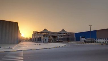 Ajman timelapse serbest bölgesinde gün batımı. Ajman, Birleşik Arap Emirlikleri'ndeki Ajman Emirliği'nin başkentidir..