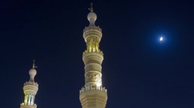 Sharjah'taki Al Noor Camii gece saatlerinde hiperlapsus. Birleşik Arap Emirlikleri