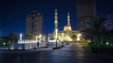 Sharjah'taki Al Noor Camii gece vakti. Birleşik Arap Emirlikleri
