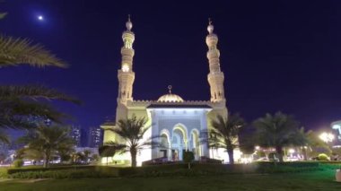 Sharjah'taki Al Noor Camii gece saatlerinde hiperlapsus. Birleşik Arap Emirlikleri