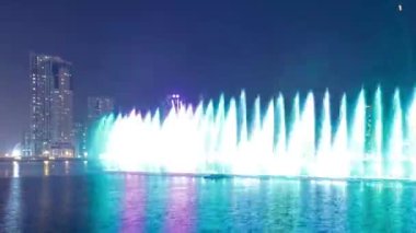 Akşam Müzik çeşme gösterisi. Sharjah timelapse, Bae şarkı çeşmeleri