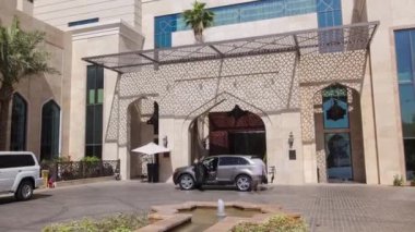 Arap Körfezi'nin turkuaz suları yakınında yuvalanmış Ajman timelapse lüks 5 yıldızlı otel binası.