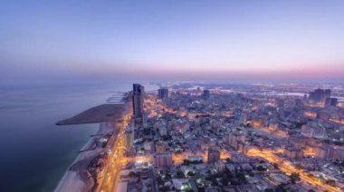 Çatı gece den gündüz timelapse Ajman Cityscape. Ajman, Birleşik Arap Emirlikleri'ndeki Ajman Emirliği'nin başkentidir..