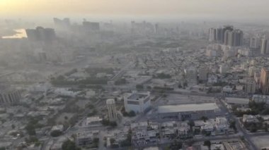 Ajman 'ın sabah güneş doğduktan sonra çatıdan görünüşü.