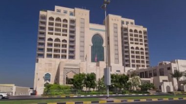 Arap Körfezi'nin turkuaz suları yakınında yuvalanmış Ajman timelapse hyperlapse lüks 5 yıldızlı otel binası.