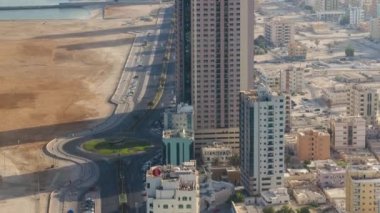 Ajman 'ın şafak vaktinden sonraki sabah çatıdaki manzarası.