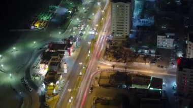 Ajman 'ın çatıdaki gece uçuşunun şehir manzarası.