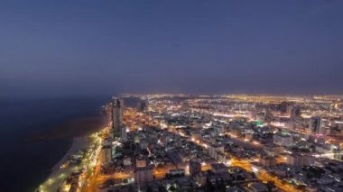 Ajman 'ın şehir manzarası çatıdan geceye, havadan zamana