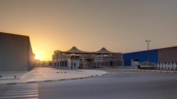 Zonsondergang bij vrije zone van Ajman timelapse. Ajman is de hoofdstad van het emiraat Ajman in de Verenigde Arabische Emiraten. — Stockvideo