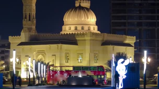 Mezquita Al Noor en Sharjah en horario nocturno. Emiratos Árabes Unidos — Vídeos de Stock