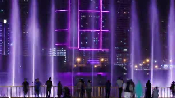 Увечері Покажіть музичний фонтан. Співочі фонтани в Шарджі, ОАЕ — стокове відео