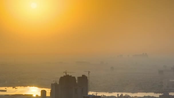 Sonnenaufgang mit Stadtbild von Ajman aus der Dachantenne. — Stockvideo