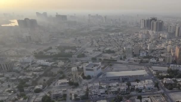 Cityscape de Ajman do telhado durante a manhã após o nascer do sol timelapse. — Vídeo de Stock