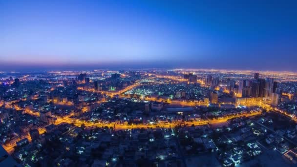 Paysage urbain d'Ajman de nuit sur le toit à l'heure du jour. Ajman est la capitale de l'émirat d'Ajman aux Émirats arabes unis . — Video