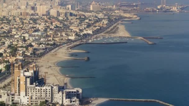 Panoramatický pohled na Sharjah pobřeží z Ajman na střeše třetího největšího a nejlidnatější město ve Spojených arabských emirátech — Stock video