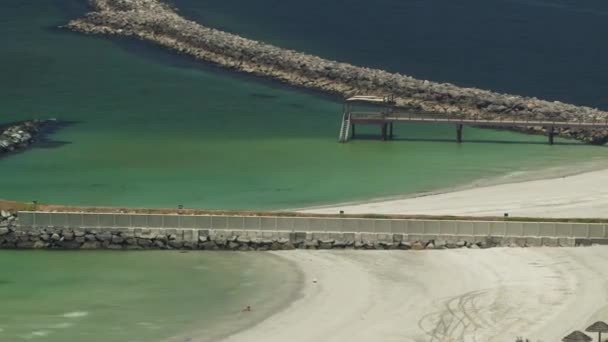 Пляж в Аджмане рядом с бирюзовыми водами Арабийского залива . — стоковое видео