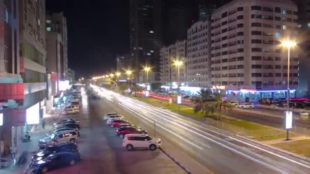 옥상의 야간 공중 곡예비행을 하는 아즈만의 도시 경관 — 비디오