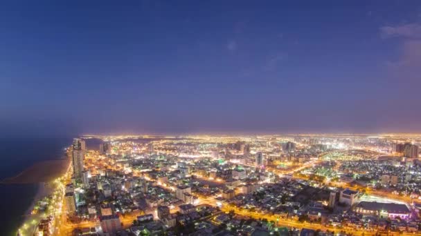 Stadtbild von Ajman von Tag auf Nacht aus der Luft — Stockvideo
