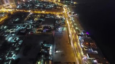 Ajman 'ın çatıdaki gece uçuşunun şehir manzarası.
