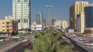 Ajman 'da yol trafiği, köprüden gündüz görüntüsü