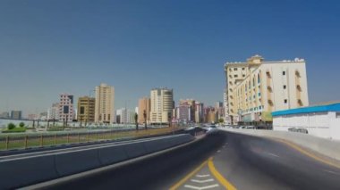 Ajman 'da yol trafiği, köprüden gündüz görüntüsü