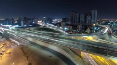 Ajman 'da büyük bir kavşakta trafik vardı. Gece vakti çatıdan hava manzarası vardı..
