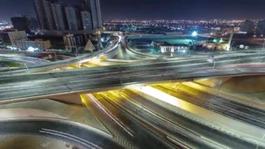 Ajman 'da büyük bir kavşakta trafik vardı. Gece vakti çatıdan hava manzarası vardı..